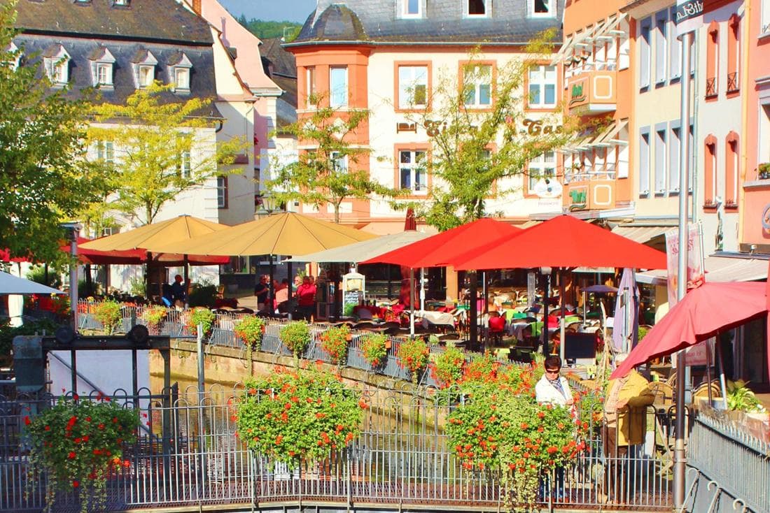 Sonnenterrasse, Restaurant Meridiana Saarburg: Im Sommer direkt an der Leuk schlemmen.